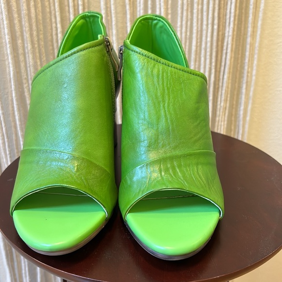 Like new Gorgeous Lime Green Sandals with Stacked Heel - Picture 2 of 7